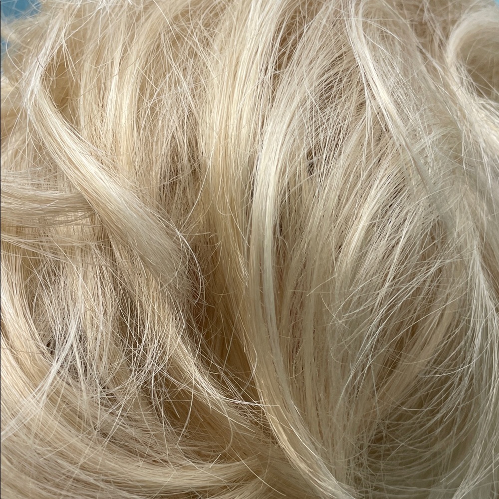Layered Synthetic Wig in Warm Blonde - Soft Waves